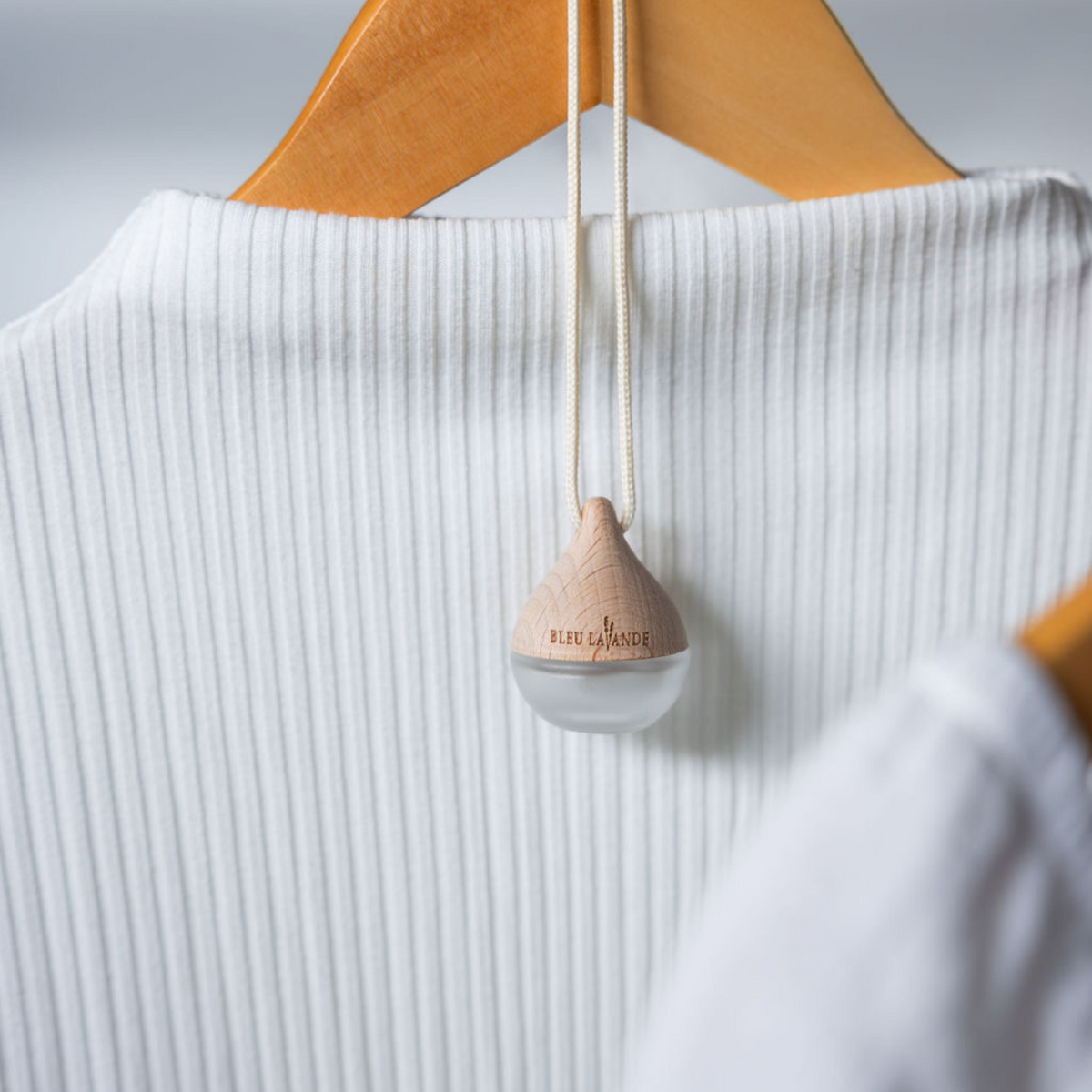 Diffuseur d'huiles essentielles à accrocher dans le garde-robe