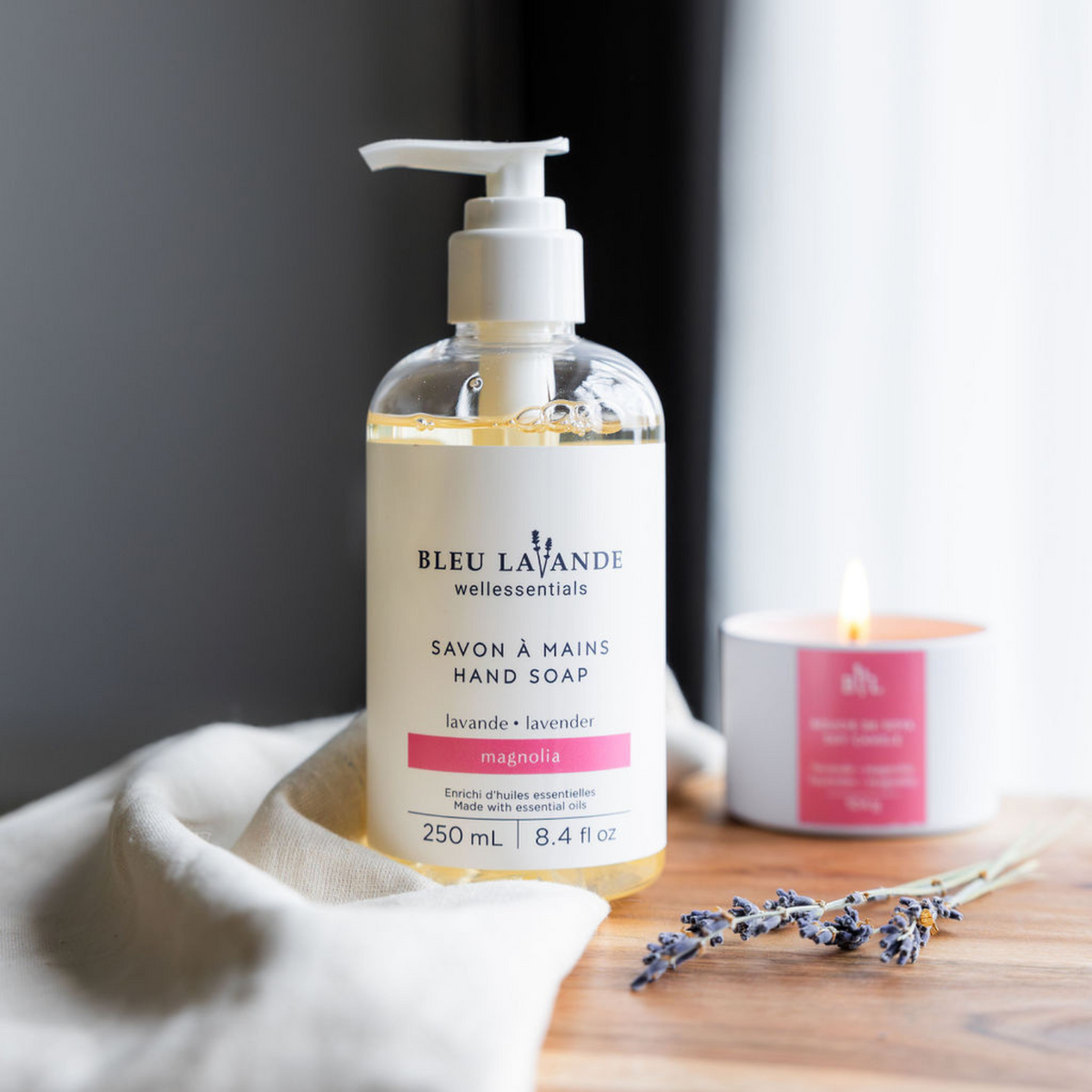 Savon à mains lavande-magnolia et bougie allumée