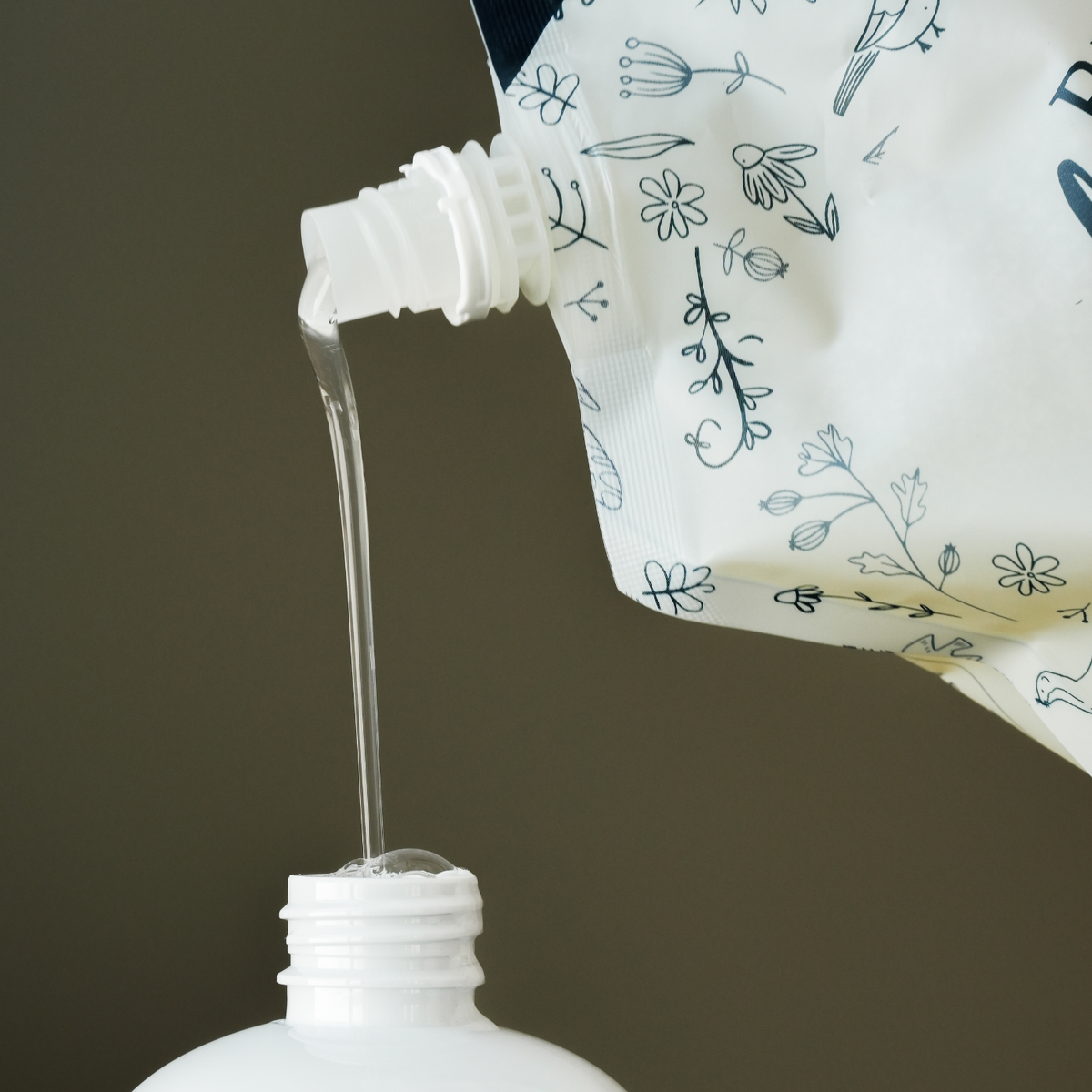 Savon pour les mains et la vaisselle lavande et romarin 1L versé dans le 500 ml
