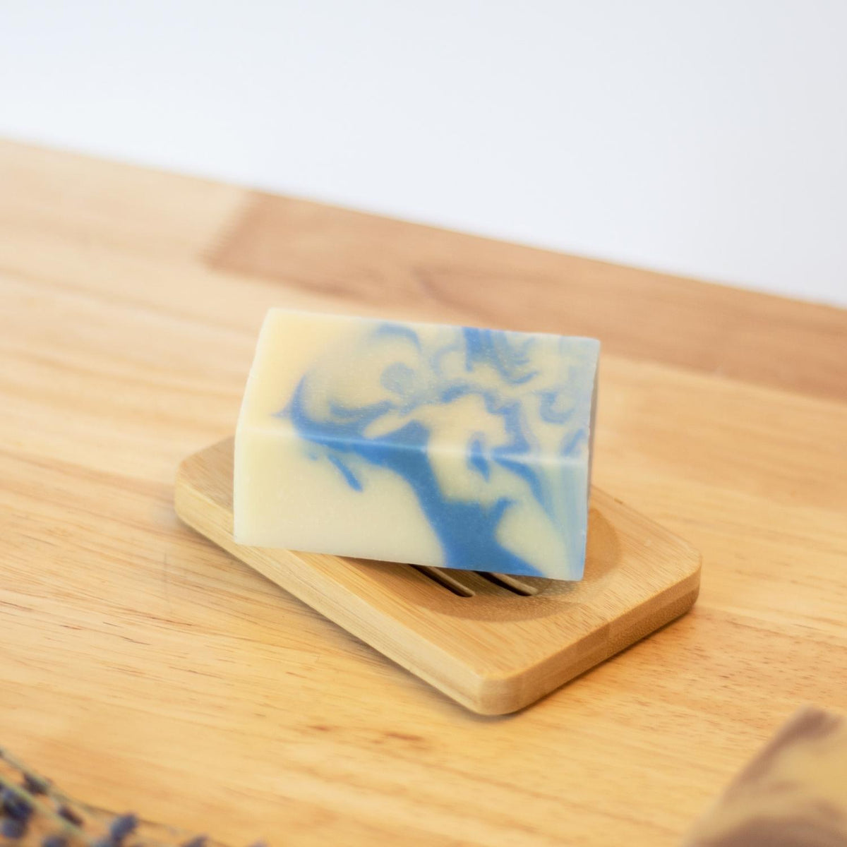 Porte-savon en bambou avec un savon artisanal lavande dessus