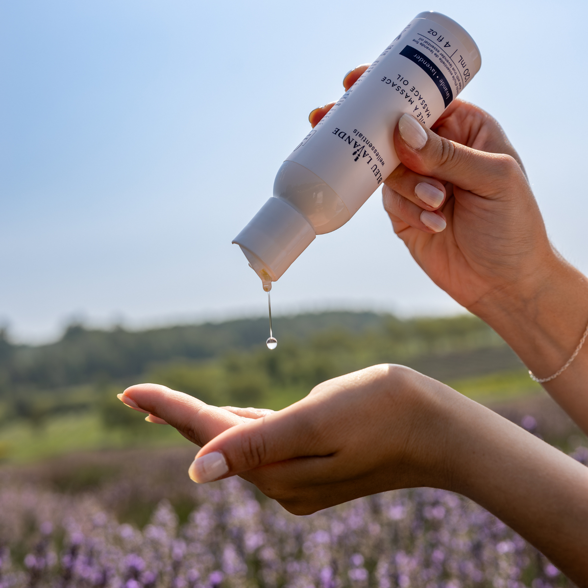 Huile à massage dans les champs de lavande