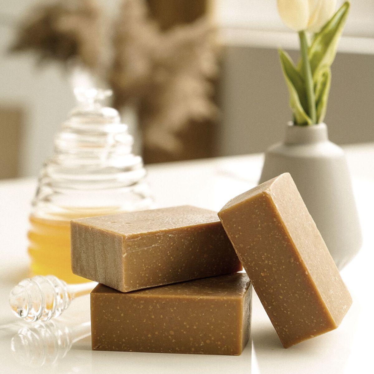 Savon artisanal en barre hydratant lavande et miel fait avec des ingrédients d'origine naturelle