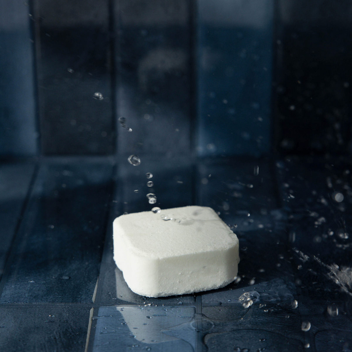 Pastille pour la douche aux huiles essentielles d'eucalyptus et de pamplemousse